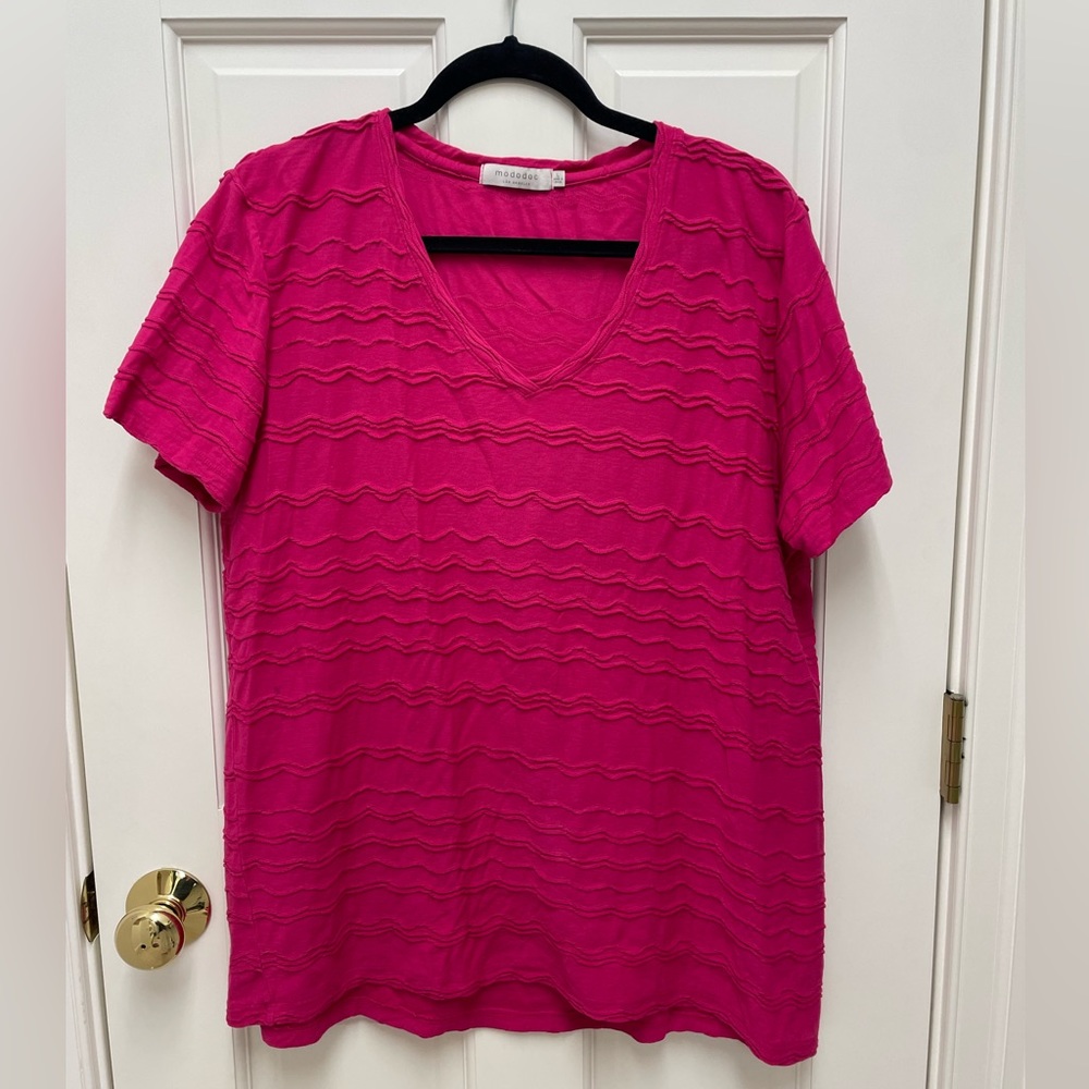 Mododoc Scalloped V-Neck Short Sleeve Tee Sz Large in Fuchsia Magenta